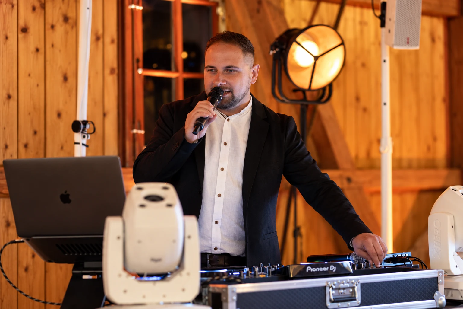 DJ Prince bei der Moderation am DJ-Pult