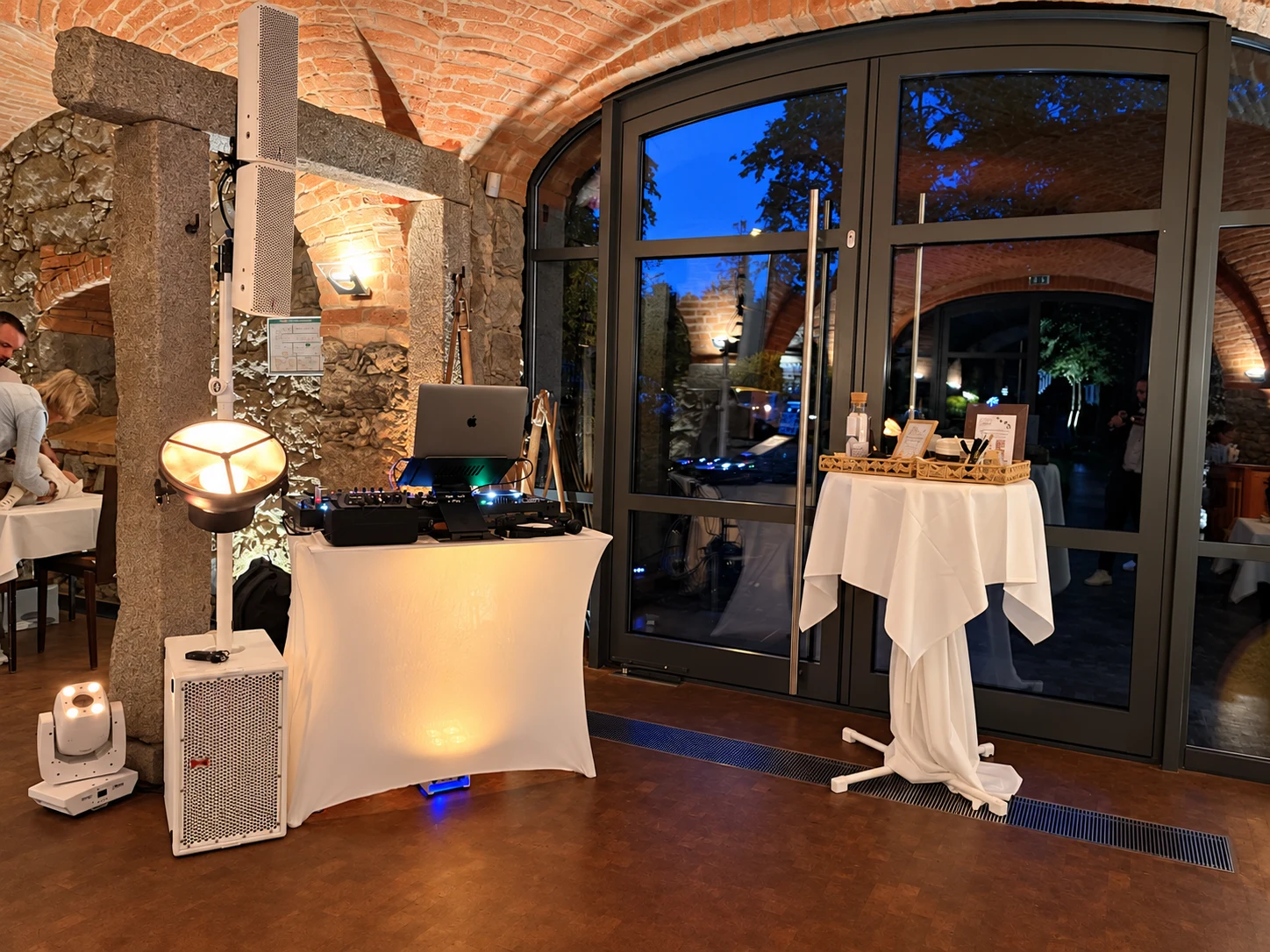 Hochzeit im Gewölbe · weiße Technik in warmem Licht