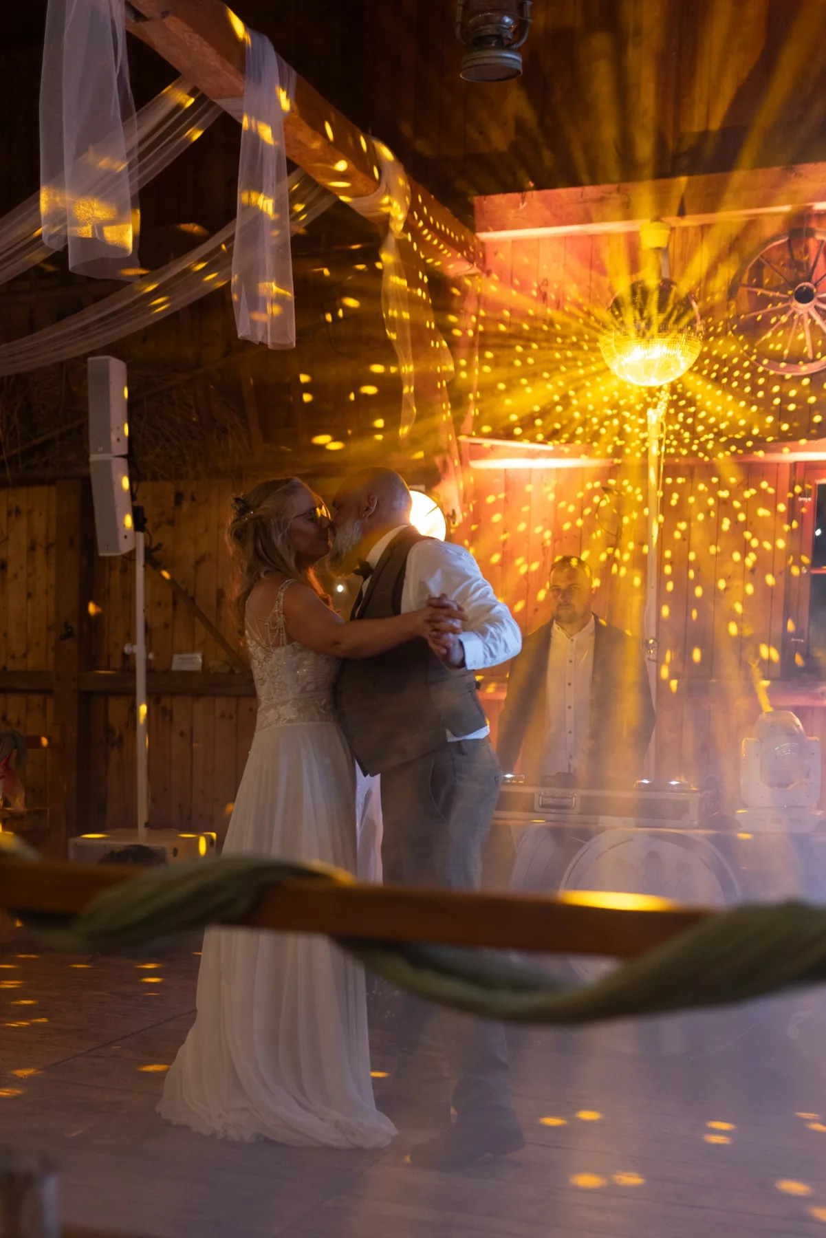 Brautpaar beim Hochzeitstanz in warmem Licht