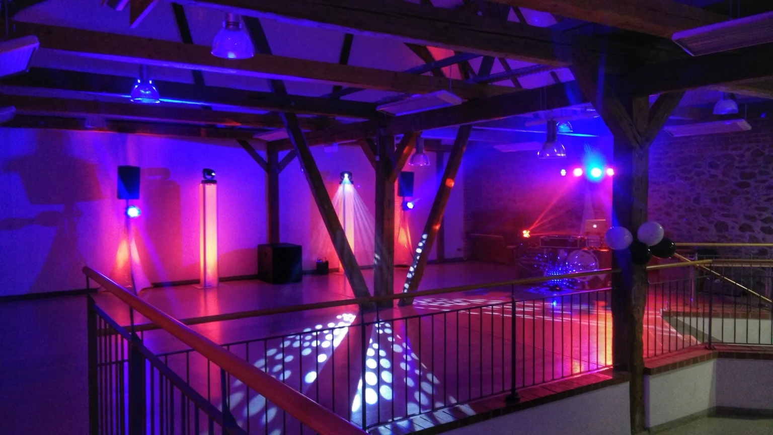 DJ-Aufbau und Licht in der Hofescheune Bretnig