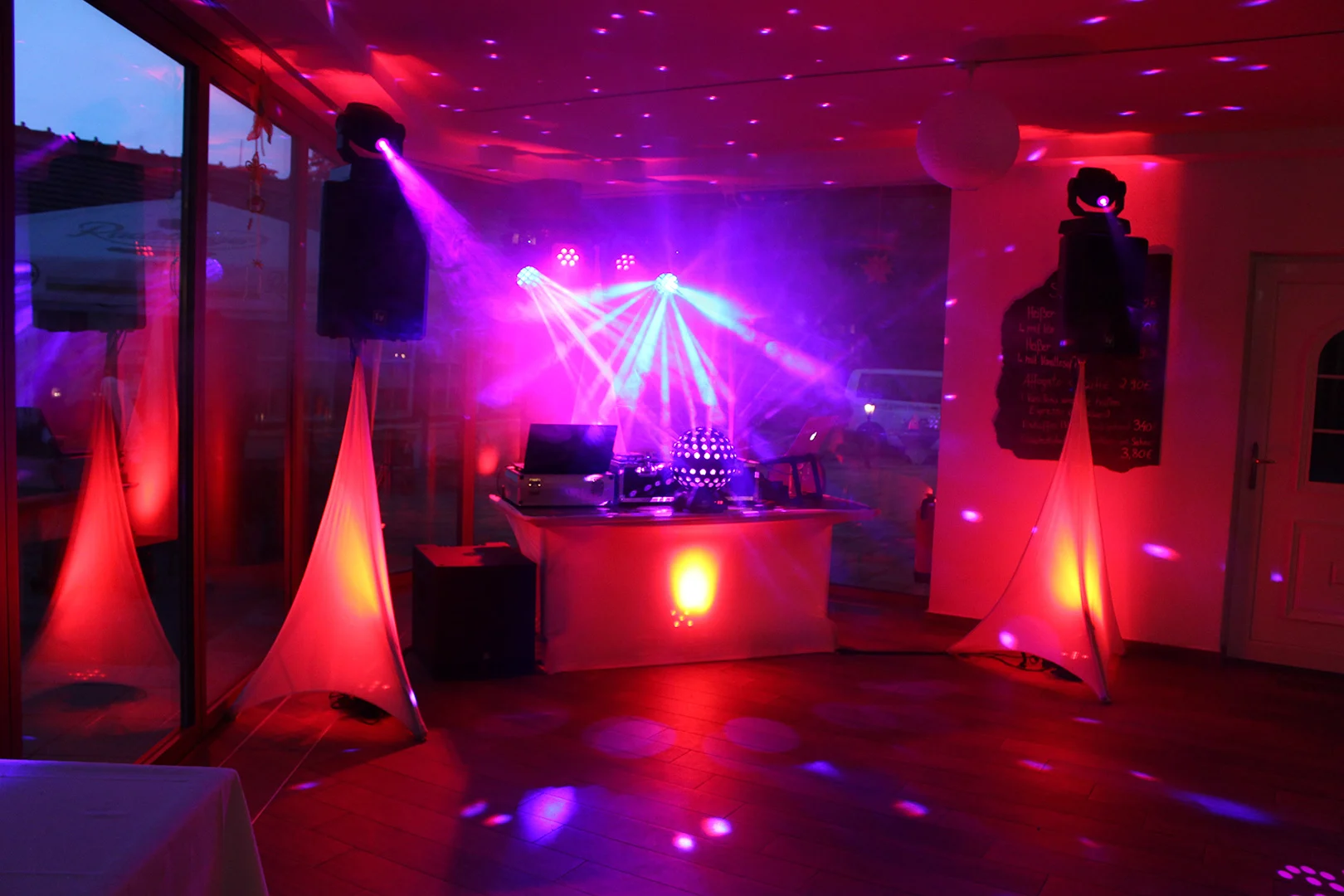 Spot- und Effektlicht · DJ-Aufbau