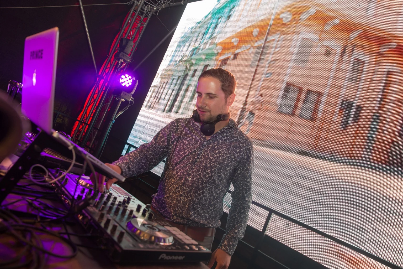 DJ Prince am Pult vor einer LED-Videowand