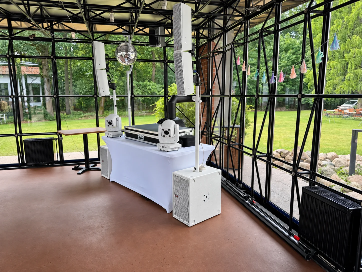 Berlin · weißer Aufbau im Glashaus