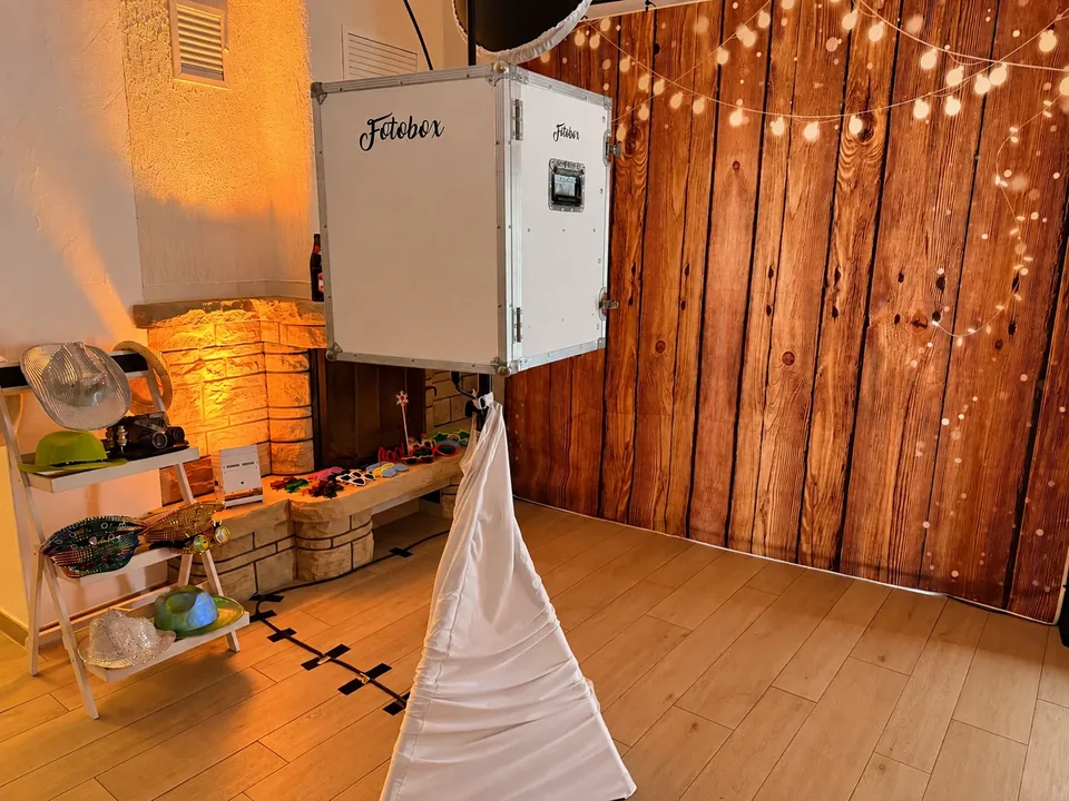 PrinceBox mit Fotohintergrund und Requisiten im Gartenhaus am Schloss Pulsnitz