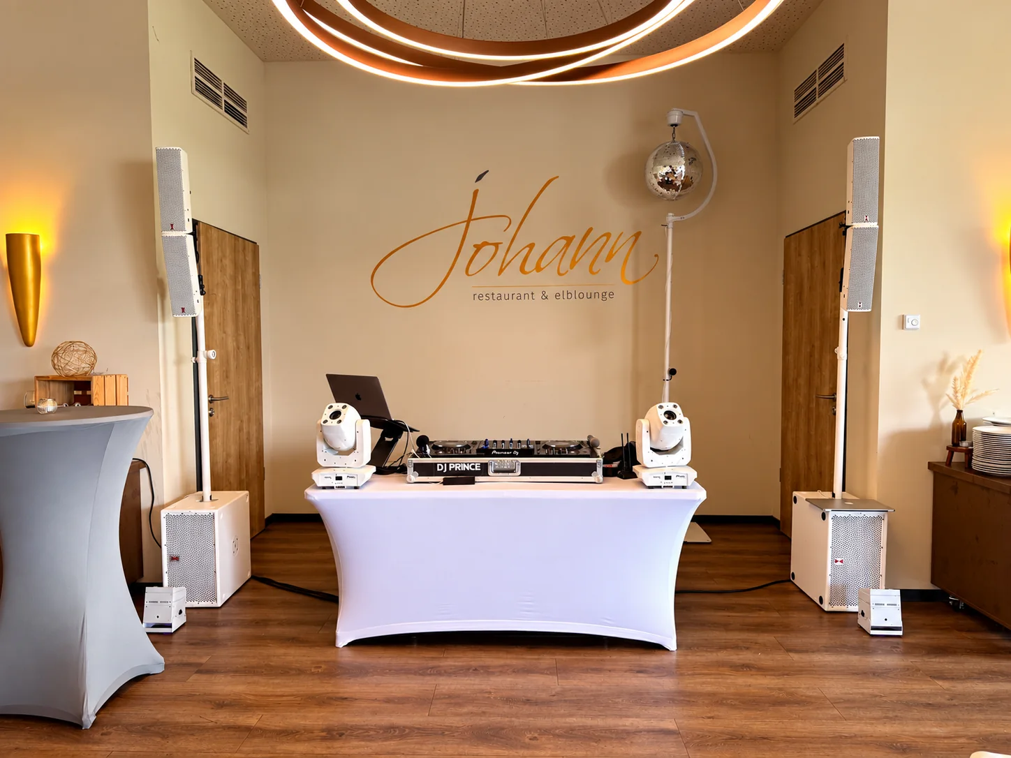 Johann / Elblounge Dresden · weißer DJ-Platz