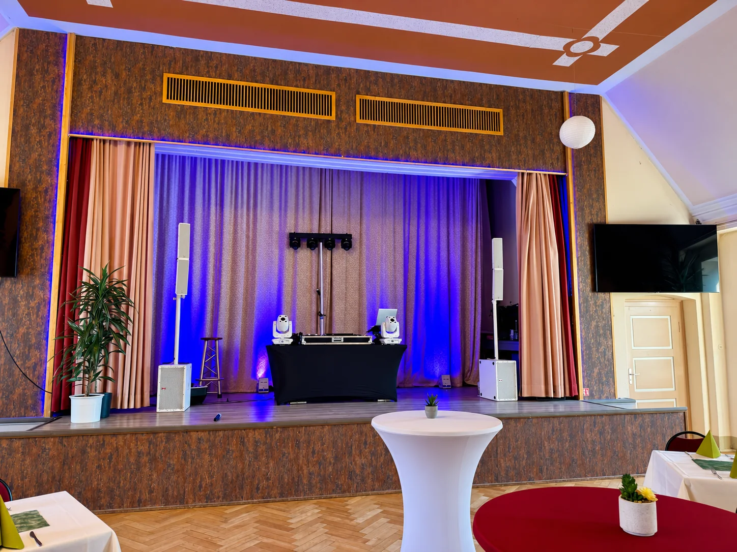 Sachsenkrone Ohorn · DJ-Platz auf der Bühne