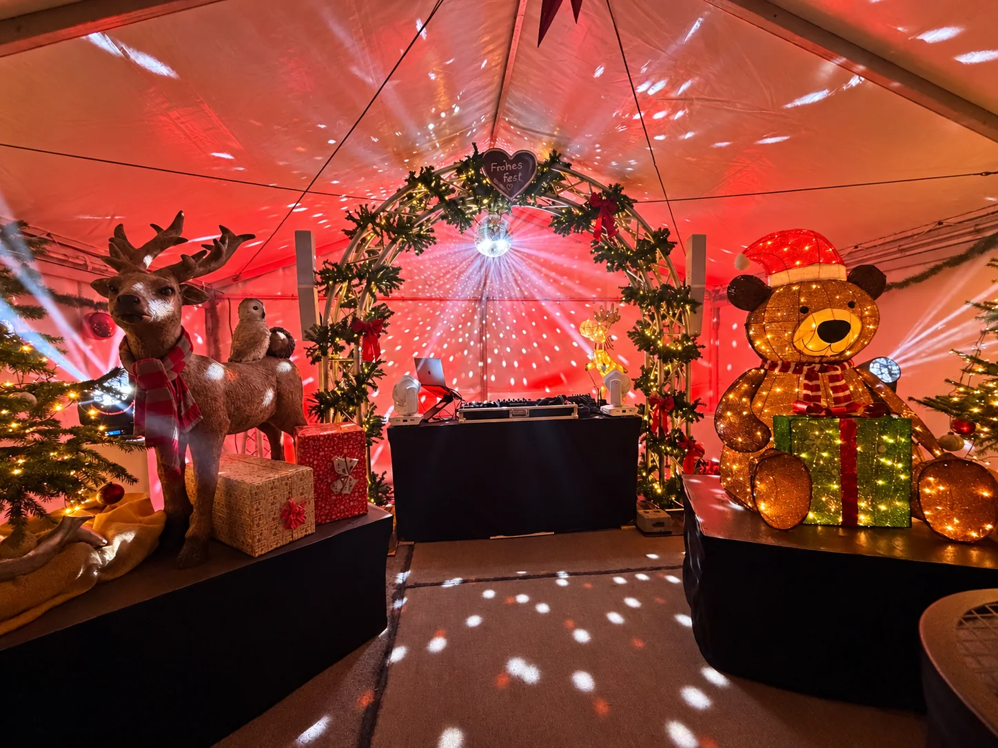 Weihnachtsfeier · Licht und DJ-Aufbau