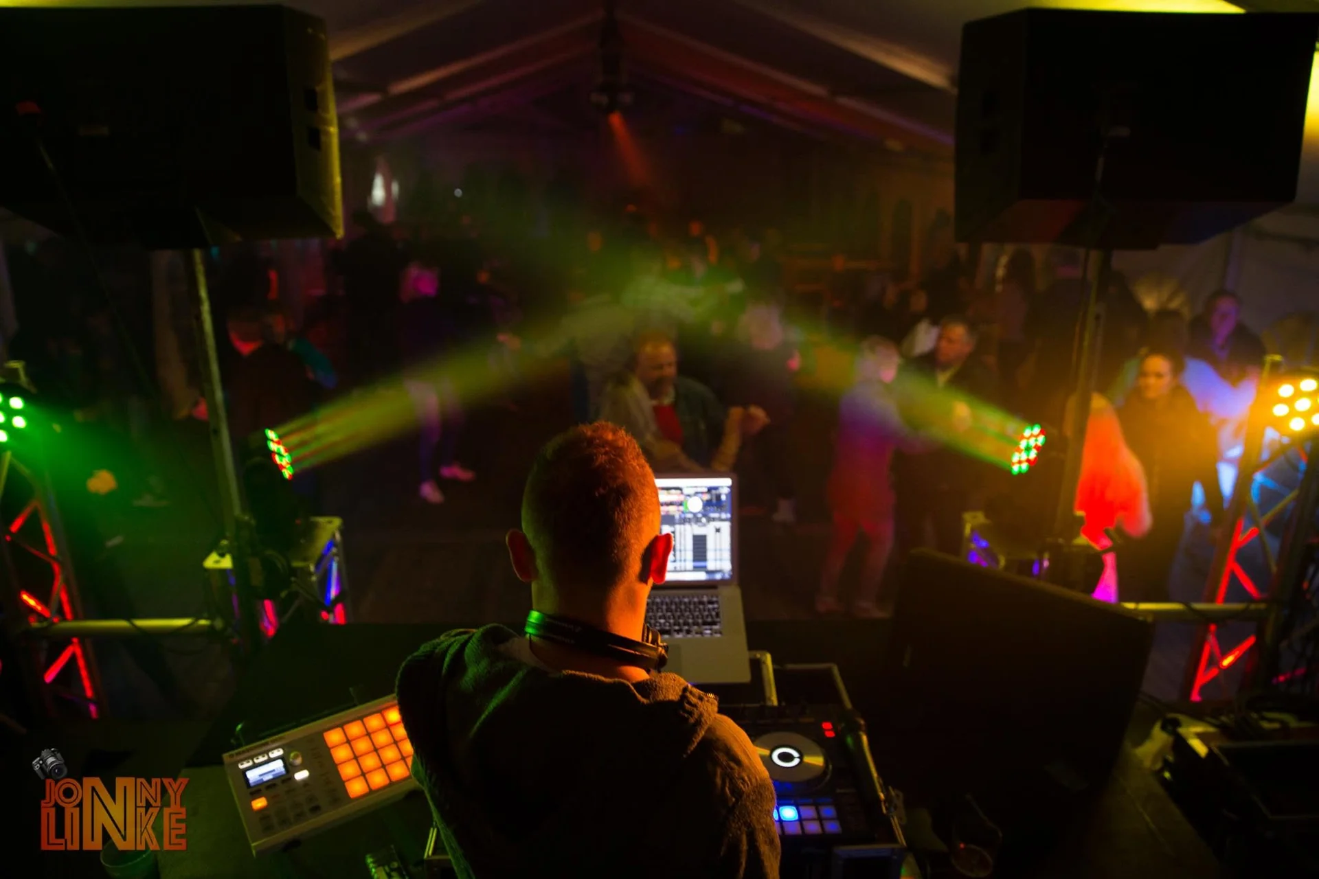 DJ Prince mit Blick auf die volle Tanzfläche