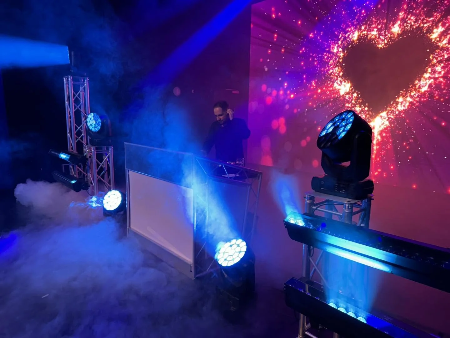 DJ Prince als Video-DJ live auf der Bühne vor einer LED-Wand