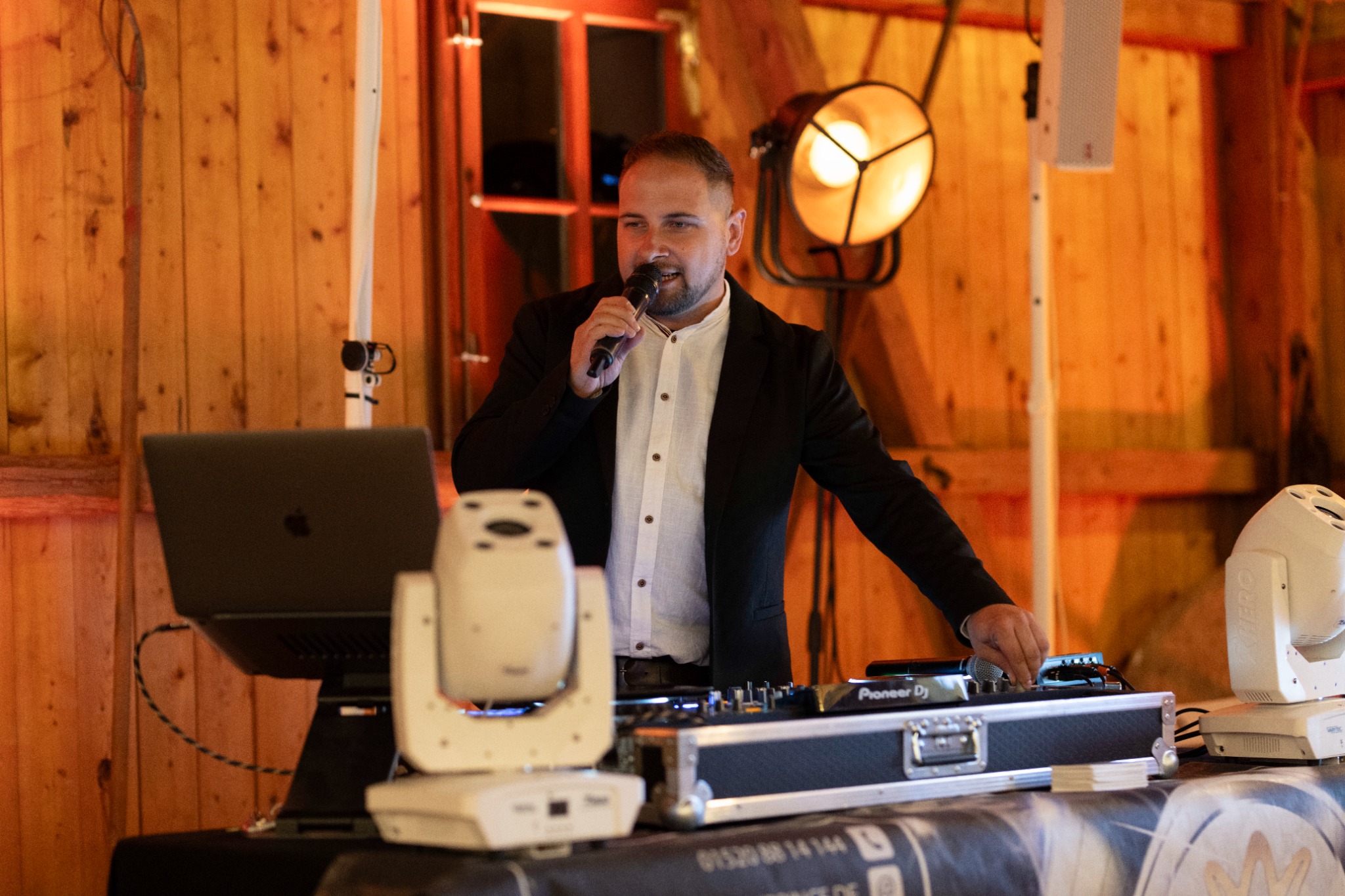 Deejay Prince bei einer Hochzeitsfeier am DJ-Pult