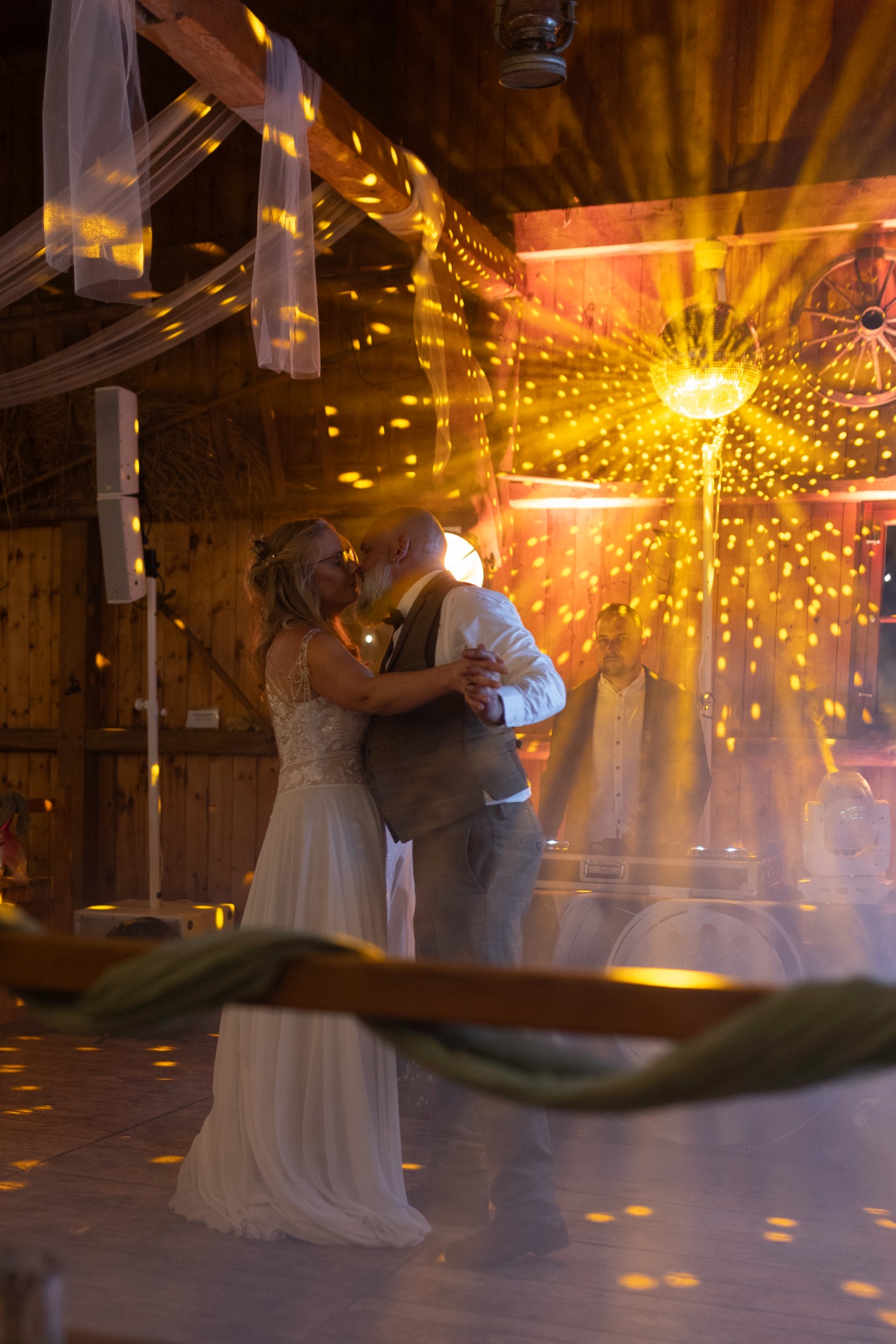 Brautpaar beim Hochzeitstanz in warmem Licht